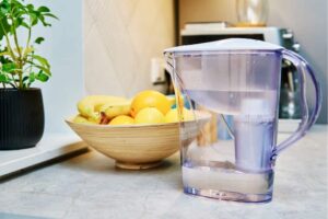 Trinkwasser entkalken mit einem Tischwasserfilter